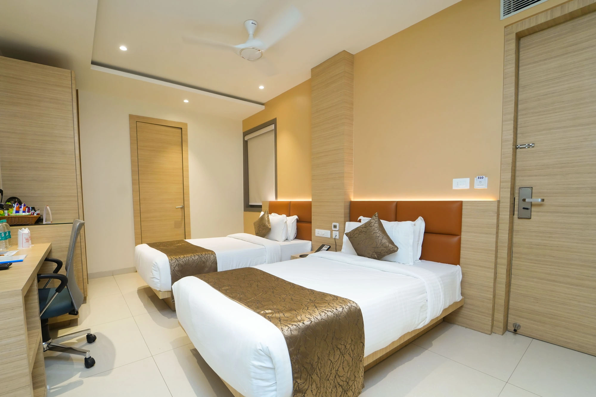 All Seasons Stay – One of the best hotels in Lucknow with deluxe rooms, blending modern comfort with a homely ambiance.